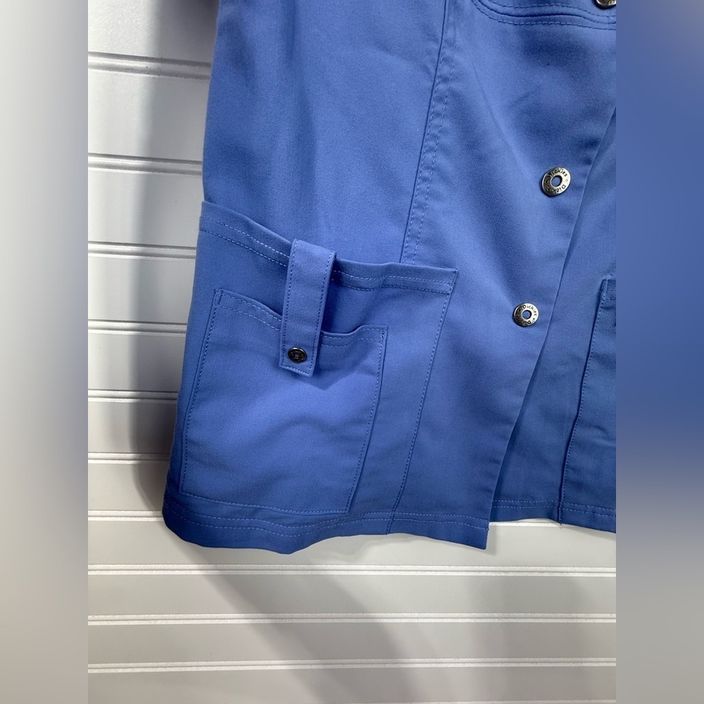 Dickies women’s baby blue long sleeve snap front scrub top. Size XS. - Picture 5 of 6